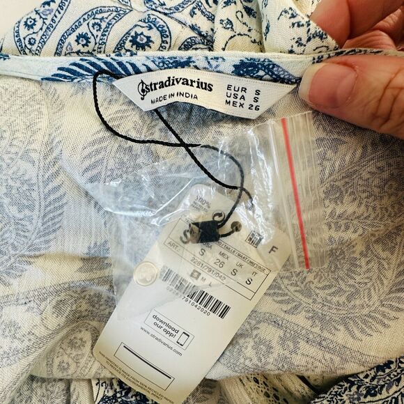 Stradivarius Off White & Blue Floral Paisley Print Long Sleeve V-Neck Maxi Dress - Picture 13 of 16